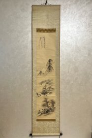 【山本梅逸】山水图
名称:老字画【古笔山水图】老作品，
画家:梅逸
材质:纸本绫裱立轴，双木盒装
规格:30*135（画心尺寸cm)
        43.5*200（整体尺寸cm）
品相:如图 老旧，黄斑，
轴头:轴头完整
【山本梅逸】1783---1856年(天明三------安政三)74岁.名亮,亲亮,字明卿,号梅逸