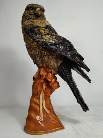 石头老鹰一个，双眼犀利有神，威武霸气，寓意吉祥，收藏，摆设非常漂亮大方，品相尺寸如图