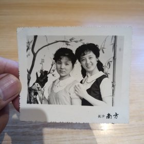老照片-七十年代长沙两个漂亮女孩在照相馆合影