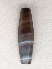纯天然老玛瑙珠子 老缠丝玛瑙六菱珠 温润细腻古朴高雅 上面的线条都是纯天然的生长纹 3.8*1厘米。