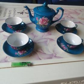 唐山瓷厂80年代牡丹蓝釉九头茶具一套。四个杯子，四个碟子。一把壶。壶盖有残。壶高22厘米不算壶盖。碟子宽14厘米杯子上口宽9.5厘米高6厘米。以图为准。