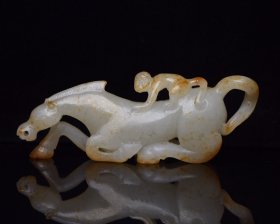 和田玉马上封侯 规格: 10×3.6×1.8厘米 重 73克。 玉质温润细腻，沁色自然，刀功老道，皮壳包浆一流，雕刻生动，线条流畅，品相完美！