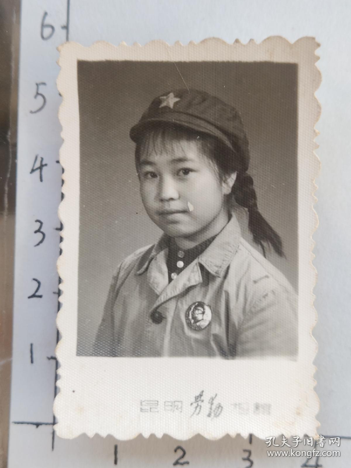 60年代粗辫子美女佩戴毛主席像章照片“昆明劳动照相”(程少侠林(宁)佩珍相册)