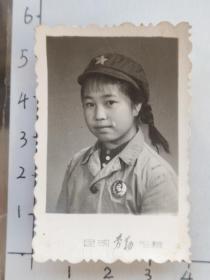 60年代粗辫子美女佩戴毛主席像章照片“昆明劳动照相”(程少侠林(宁)佩珍相册)