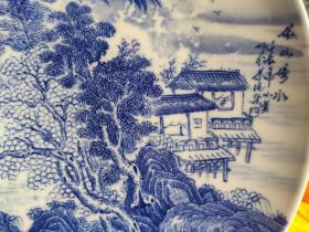 马小英，女，高级陶瓷工艺美术师，1975年生于“瓷都”景德镇陶瓷世家，1996年毕业于景德镇陶瓷美术学院美术系。现为江西省工艺美术学会陶瓷艺术专业委员会委员，景德镇市陶瓷美术家协会会员。毕业后，一直从事陶瓷绘画创作工作。