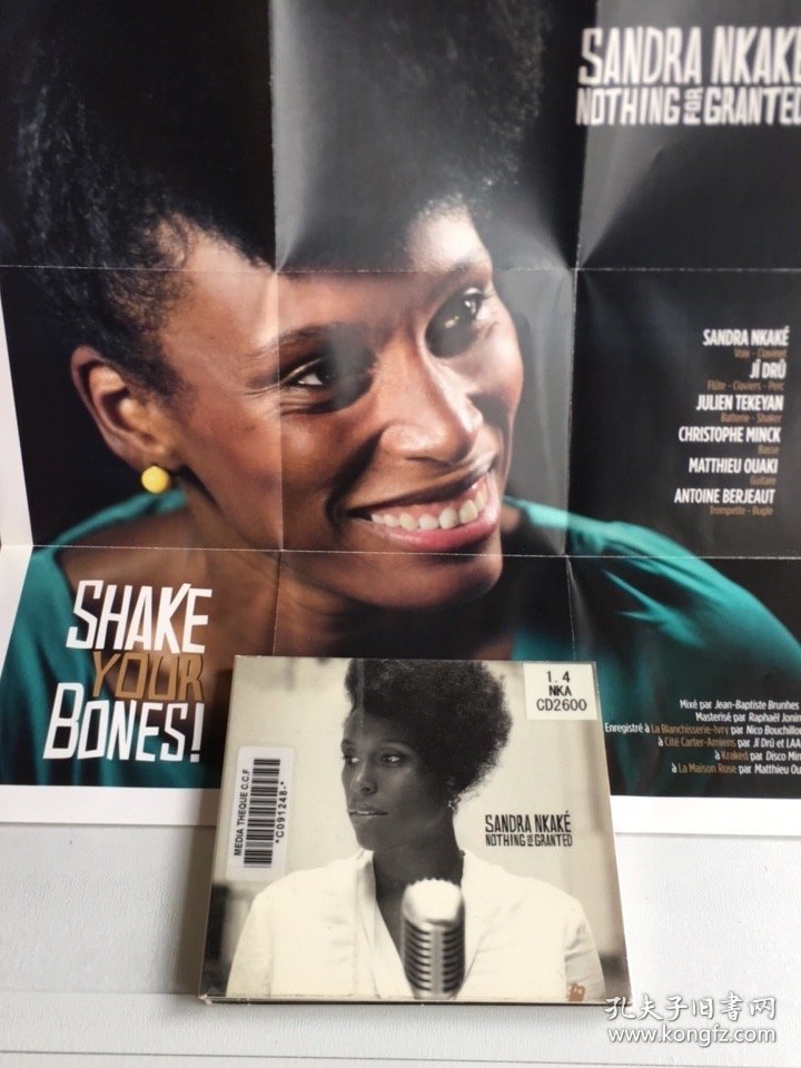 欧美版CD/Nkaké《NothingForGranted》Sandra Nkaké的演唱风格融合了摇滚的能量、流行的感觉、爵士的精神和不可抗拒的节奏，她的声音充满了自由的声音，仿佛在呼唤自由‌。 专辑中的音乐受到了20世纪60年代歌曲和cult电影配乐的影响，具有复古未来主义的氛围‌。