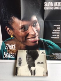 欧美版CD/Nkaké《NothingForGranted》Sandra Nkaké的演唱风格融合了摇滚的能量、流行的感觉、爵士的精神和不可抗拒的节奏，她的声音充满了自由的声音，仿佛在呼唤自由‌。 专辑中的音乐受到了20世纪60年代歌曲和cult电影配乐的影响，具有复古未来主义的氛围‌。