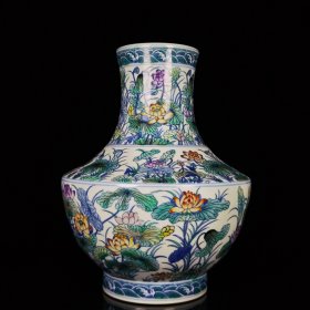 清雍正斗彩荷花纹瓶