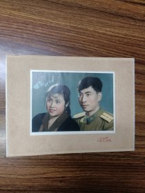 1961年杭州地方国营大华照相馆彩色戎装结婚照男眼神坚定女神充满爱意：着炮兵领章，底板29.6/22.4cm