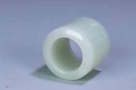 晚清 和田玉吉祥如意纹扳指。 规格:3.1*3.4*2.2cm 重47g