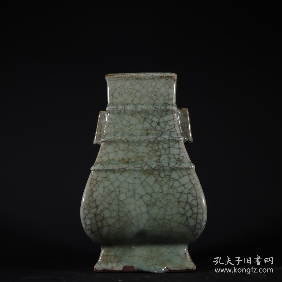 旧藏宋代官窑冰裂纹贯耳瓶