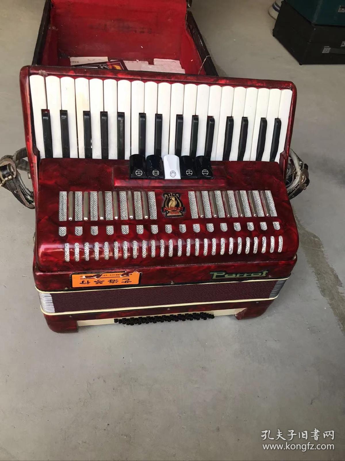 七八十年代天津鹦鹉牌手风琴，原装皮箱:方48/48/高26厘米，品相一流，正常使用，保老保真。