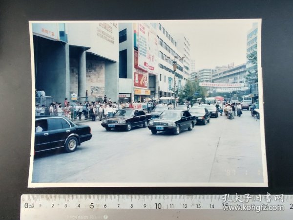 80年代大型彩色照片街景轿车队