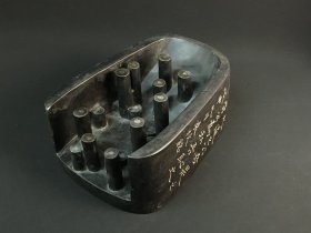 旧藏 风字形抄手端砚，石料厚实完美，质地温润，砚面弯月池简约典雅，线条流畅，砚背天然石眼丰富，呈圆柱状，一眼一柱，工艺独特，砚侧铭文工整，包浆浑厚，款：袁枚。收藏赏用珍品。 尺寸：17/12.8/7.2cm。重2.03公斤。
