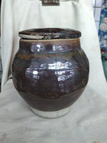 清代紫金釉盖罐一个，口沿小磕皮，余完整。