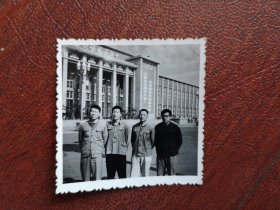 70年代老照片，吉林市江南博物馆前四人集体留影照一张(该博物馆已拆除)，