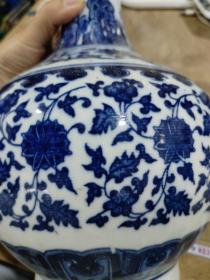 大清乾隆年制青花瓷花瓶，高度约31cm