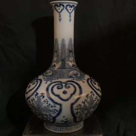 手绘青花蕉叶花卉扁肚观音瓶一个，保存完整，画工精美细致，包浆浓厚十足，瓷质细腻光泽，大开门的老物件。