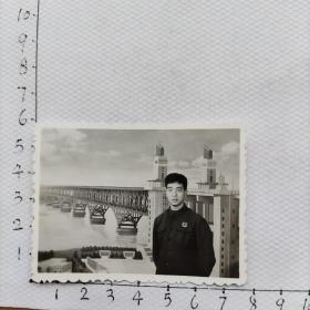 50-70年代老照片：帅哥在南京长江大桥照(桥墩上有字世界人民大团结万岁)(胸前毛主席像章)