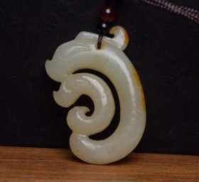 和田玉猪龙 规格： 6.0×3.9×1.1厘米，重 44克 密度高，沁色自然，油性十足，雕工精细考究，寓意好，玉质细腻温润，收藏精品！