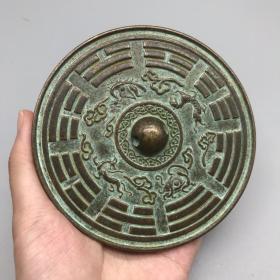古玩收藏 仿古做旧 铜镜摆件 工艺精湛 
材质
尺寸：10×0.3（长×厚）
商品细节重量如下图：