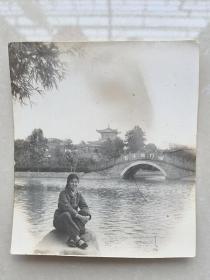 70年代黑白老照片一张 女子在烈士陵园拍照留影 桥上有“毛主席万岁”  富有年代特色的着装