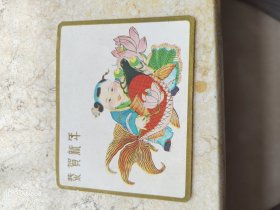 徐淑清 60年代 签赠贺卡 （1930年11月—2025年2月12日），女，出生于黑龙江哈尔滨1 ，，抗日名将马占山之女 1948年，中学毕业的徐淑清在某小学当教员。12月，参军入伍，走上革命道路1 ，后随三十九军开拔山海关，参加平津战役。因为父亲一直在国民党军中任高级将领，徐淑清从来没有提过自己的生父是马占山2 。中华人民共和国成立后，随丈夫先后调动至沈阳、