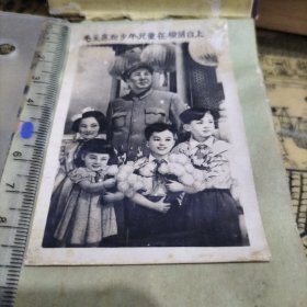 老照片 毛主席和少年儿童在检阅台上 毛主席和朱付主席在天安门上