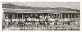 1958年晋江县霞侨小学新建校舍落成校董师生合影纪念，古香古味老建筑（是否还保留），非常漂亮能找到此照片，可作为教育题材。尺寸大