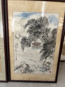 秦古柳八大高足之刘达江蠡湖之夏山水镜片69*45
刘达江（1928~2020），江苏无锡人。童年得病致残，成半聋哑。自幼师从秦古柳，1947年于前国立中央大学艺术系旁听，1957年参加工作，1961年于江苏省国画院进修。20世纪50年代末进入无锡市文联创作室，后又成为无锡市文化局文艺创作组美术组第一批成员。1979年底，无锡市书画院在文化局文艺创作组原班人马基础上组建，刘达江与华士清、杨雨青、裘国