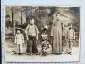 民国早期1911-1912年龙云?与阿夙夫人?一家五口合影照片带底板1.此时的龙云应该就读于云南陆军讲武堂(后附百度龙云陆军讲武堂照片)，三寸金莲的夫人穿得珠光宝气一双小脚也十分漂亮，佩戴耳环，两个手镯，很多戒指2.最右边是长子龙绳武，与网络上其晚年照片有相似性3.最左边是妾诺妞所生二子龙绳祖，中间椅子上的是三子龙绳曾4.1911-1912年年考证，因为此时妾已去世，几个孩子年龄也相符(照片装框)