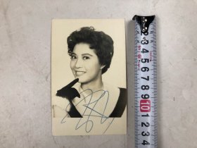 约五六十年代香港著名女影星演员 丁红亲笔签名黑白银盐老照片 (尺寸 ; 13.5*8.5cm) 该照片背面盖九龙国际摄影商号印章