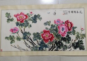 【名人国画】作者：于老三成就斐然。他自创“擦点法”，笔下牡丹灵动自然，被赞“于牡丹”。作品多次在《北京日报》等报刊发表，还被纳入《中国现代书画名家名作集》等典籍。曾应邀赴新加坡等地交流，画作被中南海、天安门城楼等机构珍藏 。品相实物请老师看图片为准130*65cm