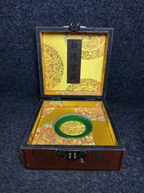 珍藏大清乾隆御制漆器收藏盒内珍藏螺纹手镯 漆器盒尺寸：长宽高18/18/9厘米