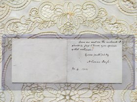 柯南道尔签名 英国著名侦探小说作家、“神探夏洛克福尔摩斯之父”【阿瑟•柯南•道尔】爵士亲笔信，特制带水印信纸，尺寸：22×9.2厘米，信末有柯南道尔签名。 信文翻译：有人给我寄来了附函。我很乐意听一听你对那些批评给出的意见。您忠实的，A•柯南•道尔，1904年3月6日