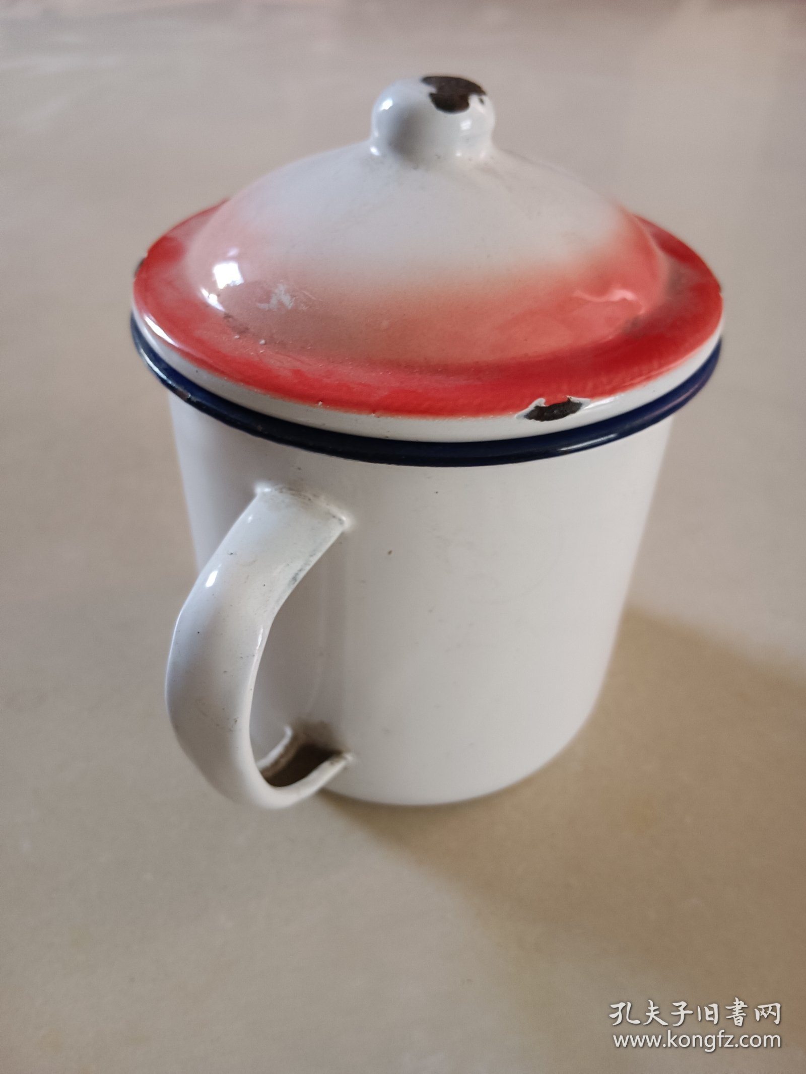 老搪瓷缸 盖子有磕碰脱瓷 缸子底一点点磕 总高14 外径11