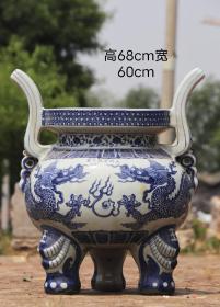 美品·款识“大明宣德年制”精工细作满工青花双龙戏珠纹三足冲耳鼎。