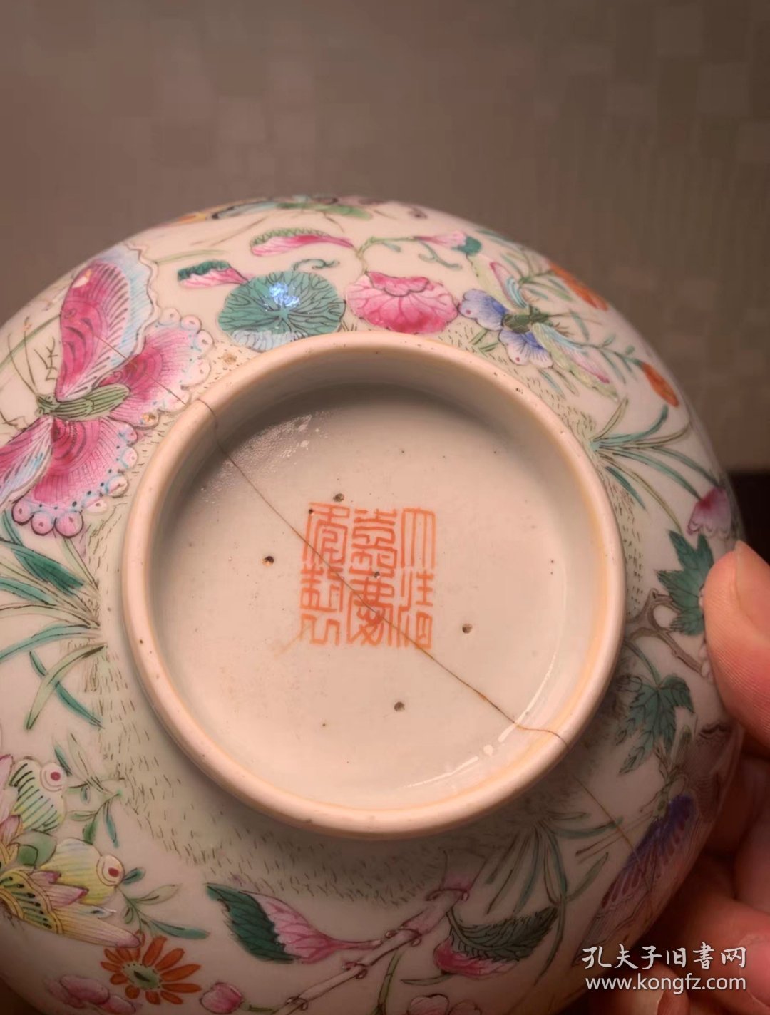 点击查看原图 嘉庆本朝粉彩花口碗 保真包老瓷器有很高的艺术收藏价值 收藏者甚多,古瓷器收藏是一门学问,不仅间接与古人对话填补精神世界陶冶情操并且也能保值、升值作为一种特别投资爱好与雅趣。然而瓷器易碎千百年来经历了兵慌战乱、生活中的使用与磕碰所以难免有正常伤残磨损能传世下来属实不易遇到即是物缘应倍加珍惜。东西保老保真价格商量好后宝贝将由顺丰打包到付安全到家。 感兴趣的话点“我想要”和我私聊吧~