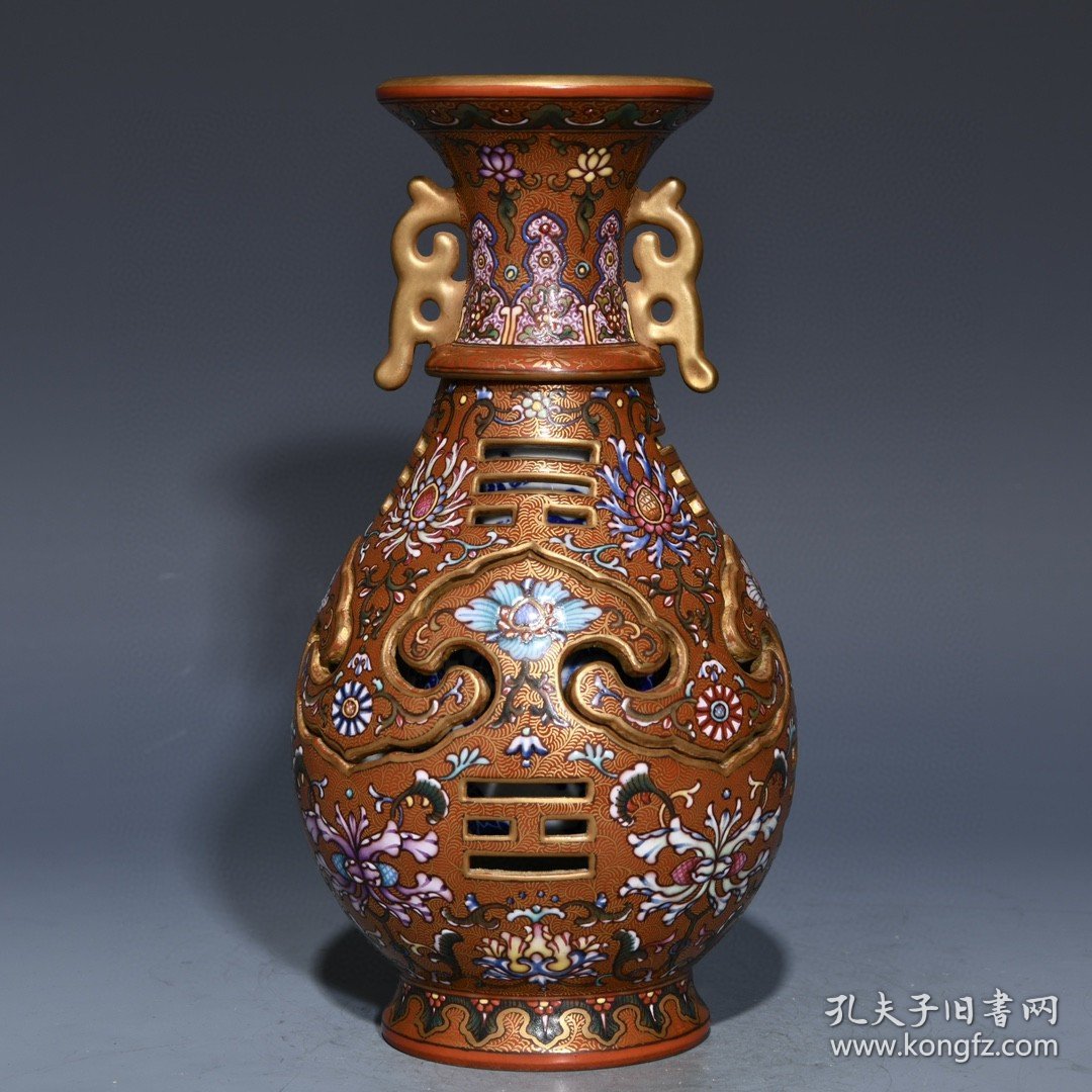 清乾隆珐琅彩鎏金花卉纹交泰瓶，高20厘米直径11厘米