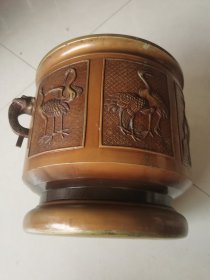 黄铜开屏双鹤炉，作工精细，美观大方，有一象鼻耳开裂，已经胶粘连，无伤不影响美观。口径25cm高24重3.6公斤。