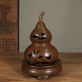 铜镂空雕刻葫芦薰炉 摆件，品相如图 口径：7.8厘米 高度：18.5厘米 底直径：12厘米 重约：1140克