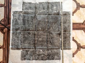 唐故段孝逸墓志铭拓片 ​孤品旧藏 ​常州司功 ​秘书省校书郎蓳择隣 撰文 ​陕西省考古所藏石 ​陇西武威人 ​曾祖 段振 隋兵部尚书岗郡开国公（才雄盛烈道济邦家） ​祖 段俭 唐宣州长史 ​夫人 杨氏 新城郡开国公杨胄之女 朔州刺史杨晟之孙 ​母 勃海高氏 ​景云元年 ​带边花拓后85+85厘米 ​