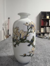 【终身保真陶瓷，得自画家本人】欧阳景山 ，陶瓷瓷瓶 ，高33 cm 宽36cm 有证书！ 欧阳景山，毕业于景德镇陶瓷学院美术系。江西省高级技师(国家一级)，非物质文化遗产项目青花代表性传承人，2012年被江西省轻工行办授予“江西省工艺美术家”荣誉称号。中国陶瓷工业协会会员，中国工艺美术学会会员，江西省工艺美术协会会员，景德镇市美术家协会会员。