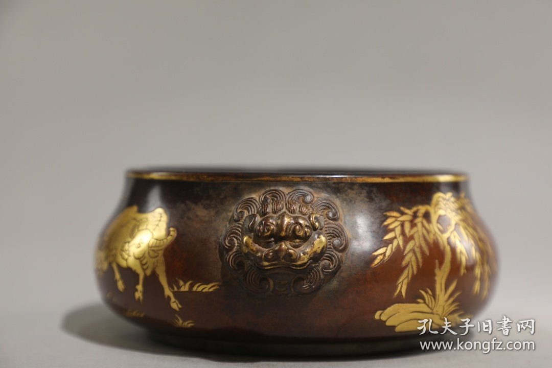 明 铜胎鎏金二牛图狮首耳炉