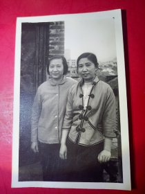 6，70年代---澳门美女在台山县合照，一张。品如图。品如图