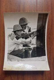 八十年代 新闻出版原版照片 新华社张文礼摄影作品 全国煤炭系统安全标兵蔡传科在安徽淮南煤矿工作