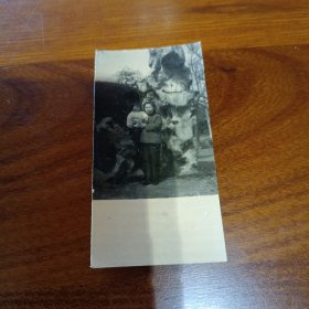 老照片–祖孙三人在公园假山前留影