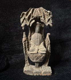 古木雕观音造像，高32.4cm，厚7.5cm，宽14cm。南方福建工艺特色，底座莲花形，轻微旧痕但保存完好。材质为实木，品相如图，卖出不退。