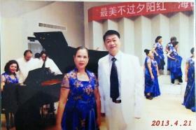 著名女歌手田震 在香港参加“最美不过夕阳红”与演员合影留念 老照片