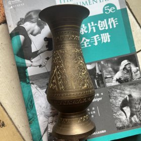 铜花瓶一件